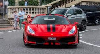 A tutta velocità su una Ferrari nelle strade di Monaco. Video